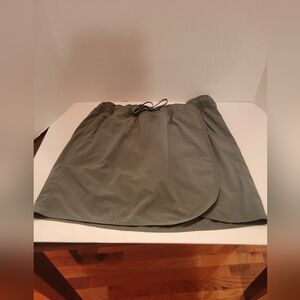 PATAGONIA Fleetwith Skort Skirt 5 1/2" Inseam Size L Olive Travel HIking 51884